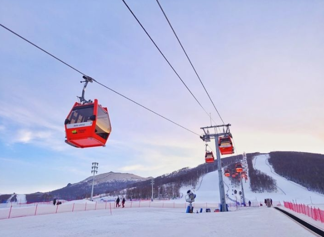 80万平滑雪场,唯一可夜滑的雪场温泉:最大特色源于3600米深的天然温泉